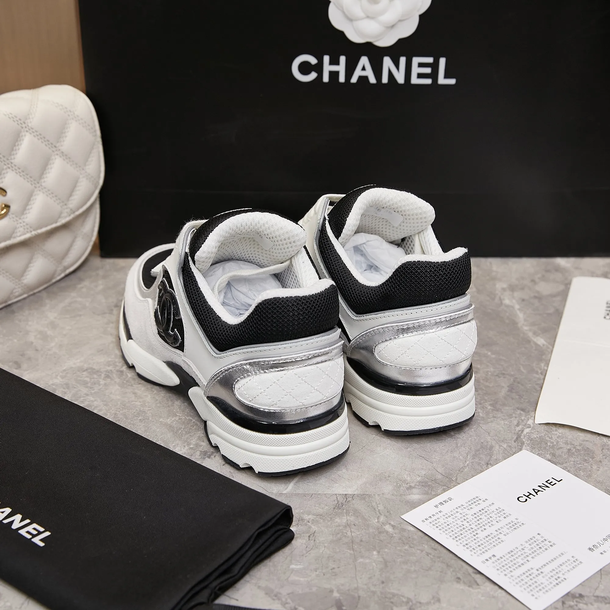 Men's shoes pP700! Chanel Chanel - 2024 counter top casual sneakers This classic design; the upper is embroidered with various techniques; the outsole is fashionable and sporty; the outsole is stylish and sporty; it incorporates a variety of color matching elements... The diversified mix and match is very good-looking and versatile, casual, fashionable, sports, and outdoor can be taken into account... ꫛꫀꪝ Go➫ Material: ❶Upper made of: original imported high silk cowhide suede + small fragrance fabric ❷Inner use: Original imported breathable sheepskin lining ❸ Outsole based on: Original TPU combination outsole Special counter boutique packaging complete set Women 35–41 Men 38-45